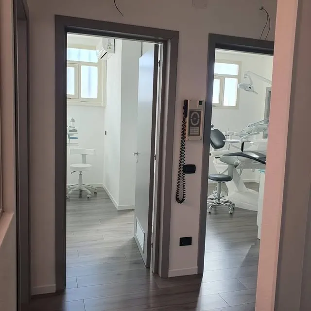 Il corridoio che porta a due sale di cura luminose, con le poltrone e le finestre.